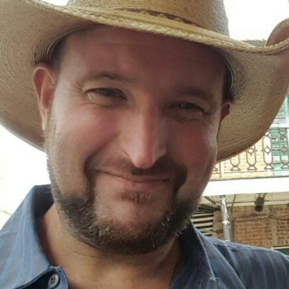 Meet your Posher, Derrick - Picture 2 of 3